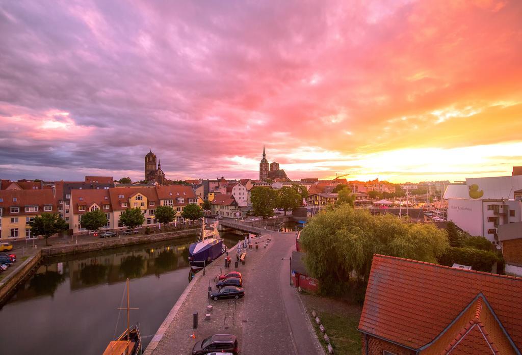 Altstadt Hotel Peiss ชตราลซุนด์ ภายนอก รูปภาพ