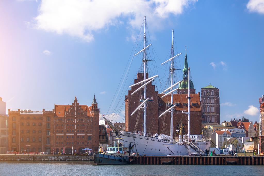 Altstadt Hotel Peiss ชตราลซุนด์ ภายนอก รูปภาพ