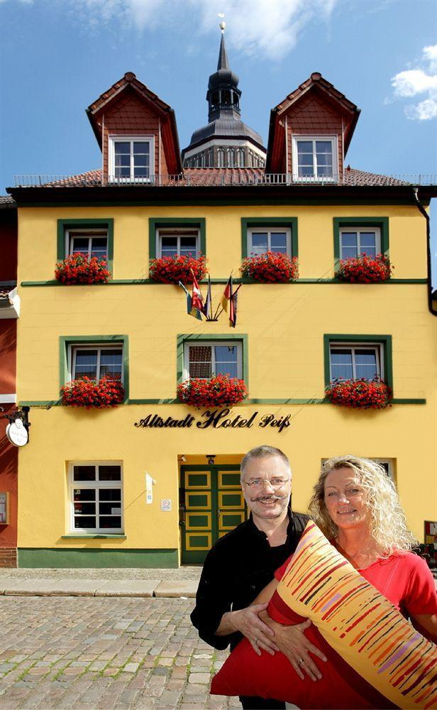 Altstadt Hotel Peiss ชตราลซุนด์ ภายนอก รูปภาพ